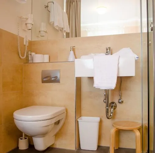 Gaestehaus Ria 住宿加早餐酒店 Pörtschach am Wörthersee