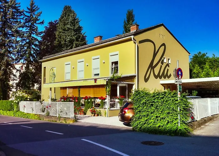 Gastehaus Ria Bed & Breakfast 3*
