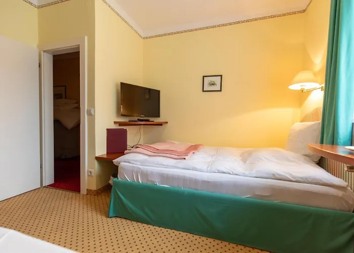 住宿加早餐酒店 Gaestehaus Ria Pörtschach am Wörthersee